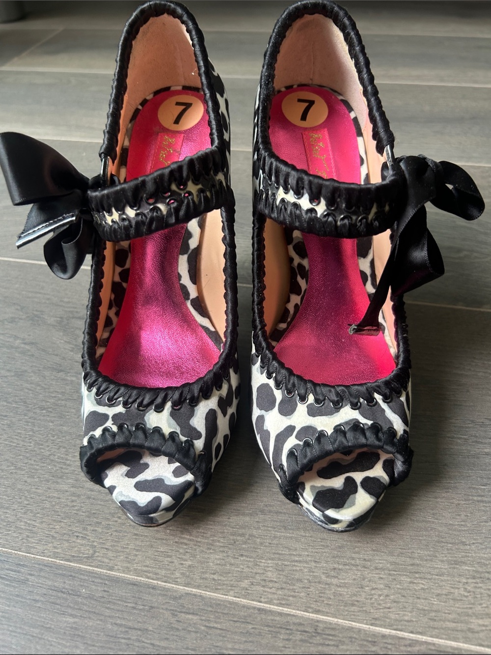 Betsey Johnson Mary Jane Bow Peep Toe Pumps Black White Animal Print Heels Sz 7 - Picture 14 of 15